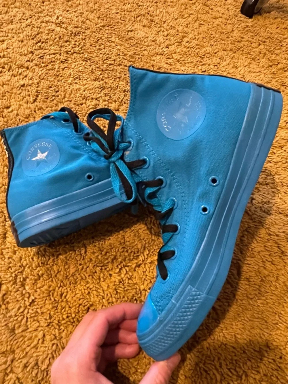 Converse vibrant blue